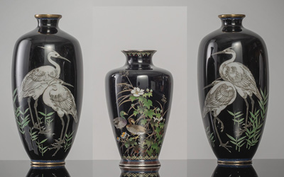 <b>Drei Cloisonné-Vasen mit nachtblauem Fond: Paar Drachenvasen und Vase mit zwei Enten in feiner Ausführung</b>
