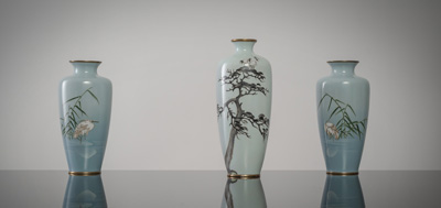 <b>Drei Cloisonné-Vasen mit hellblauem Fond mit Reihern bzw. Kiefer dekoriert</b>