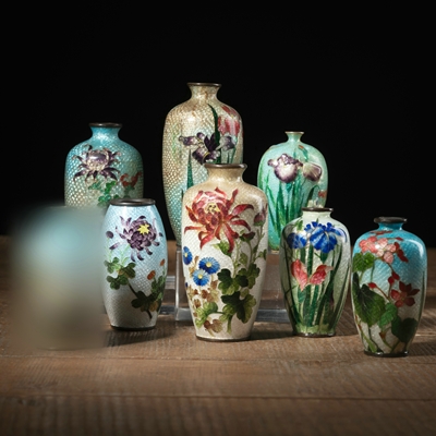 <b>Gruppe von sieben Cloisonné-Vasen mit Ginbari-Dekor</b>