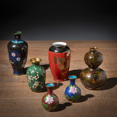 <b>A GROUP OF SIX VASES, CLOISONNÉ/PORCELAIN</b>