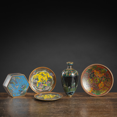 <b>Konvolut Cloisonné-Arbeiten, u.a. Tabletts, Vase und Dose</b>