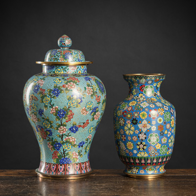 <b>Cloisonné-Deckelvase und Vase mit 'Mille Fleur'-Dekor</b>