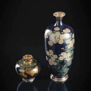 <b>Cloisonné-Vase mit Schmetterlingen auf schwarzem Fond und Vase mit Chrysanthemen auf nachtblauem Fond</b>