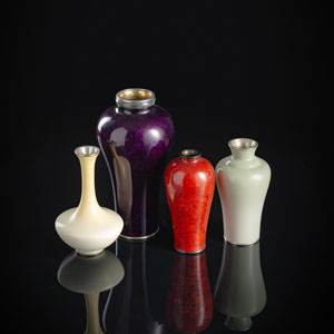 <b>Gruppe von vier monochrom dekorierten Cloisonné-Vasen</b>