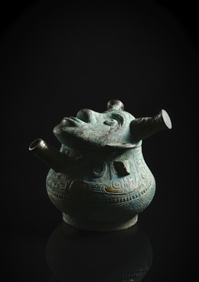 <b>Archaischer ritueller Wasserspender 'He' aus Bronze mit Deckel in Form eines gehörnten Gesichts</b>