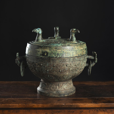 <b>Archaistisches Deckelgefäß aus Bronze mit maskenförmigen Handhaben und Vogelkopfornamenten</b>