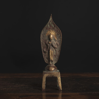 <b>Teilvergoldete Bronze des stehenden Guanyin auf einem vierbeinigen Podest</b>