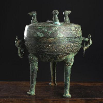 <b>Archaistisches Deckelgefäß aus Bronze mit maskenförmigen Handhaben und Vogelkopfornamenten</b>