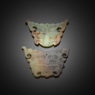 <b>Zwei Jadeschnitzereien von 'Taotie'-Masken</b>