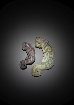 <b>Zwei Jadeschnitzereien in Form von Tigern 'Huang'</b>