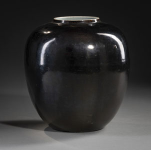 <b>A BLACK-GLAZED PORCELAIN VASE</b>