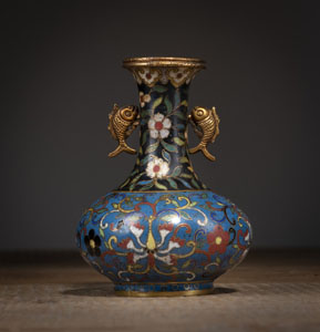 <b>Kleine Cloisonné-Vase mit Fisch-Handhaben</b>