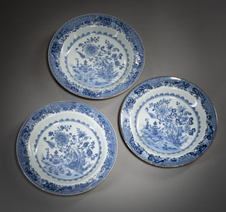 <b>THREE BLUE AND WHITE EXPORT PORCELAIN DISHES</b> <b>THREE BLUE AND WHITE EXPORT PORCELAIN DISHES</b>