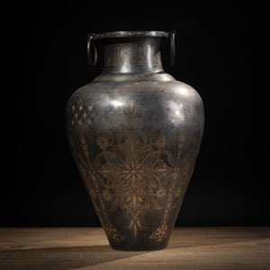 <b>Schultervase mit floralen Einlagen und Ring-Handhaben an der Mündung</b>