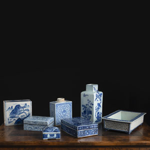 <b>Konvolut Teedosen und Deckeldosen aus unterglasurblau dekoriertem Porzellan</b>