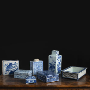 <b>A GROUP OF BLUE AND WHITE PORCELAIN TEA CADDIES AND BOXES</b>