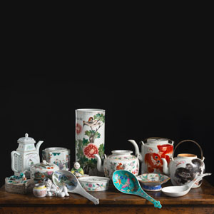 <b>A GROUP OF 'FAMILLE ROSE' PORCELAIN VESSELS, A.O. A EWER, A BRUSHPOT, A SPOON</b>