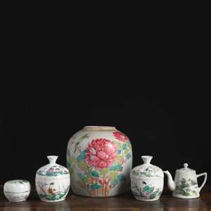<b>A GROUP OF 'FAMILLE ROSE' PORCELAIN VESSELS, A.O. A VASE, A EWER, TWO BOWLS AND COVERS</b> <b>A GROUP OF 'FAMILLE ROSE' PORCELAIN VESSELS, A.O. A VASE, A EWER, TWO BOWLS AND COVERS</b>