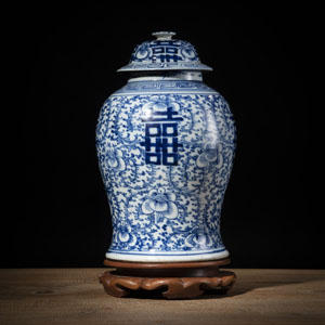 <b>Unterglasurblau dekorierte 'Shuangxi'-Deckelvase aus Porzellan</b>