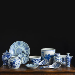 <b>A GROUP OF BLUE AND WHITE PORCELAIN VESSELS, A.O. A EWER, BRUSHPOT, SPOONS, BOWLS</b>