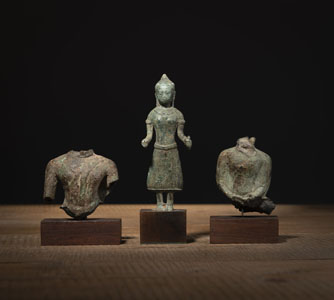 <b>Zwei Torso-Fragmente und ein stehender Buddha aus Bronze</b>