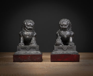 <b>Paar Fo-Löwen aus Bronze auf Podesten sitzend</b>