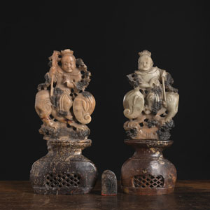 <b>Zwei Specksteinschnitzereien von Figuren auf Elefanten und ein kleines Siegel</b>