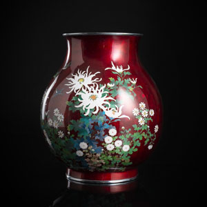 <b>Ginbari- Cloisonné-Vase mit Dekor von fliegenden Vögeln inmitten von Blumen auf dunkelrotem, transparenten Fond mit gegossenen Chrysanthemenblüten</b>