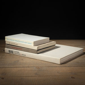 <b>Vier Bücher über japanische Holzschnitte in Deutsch und Englisch: Hirosada,'Holzschnitte aus Kamigata', Sammlung Scheiwe, 'Ukiyo-e', Lubor Hajek, 'Utamaro' und Kiyoshi Shibui & Sadao Kikuchi, 'Utamaro'</b>