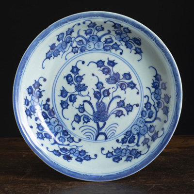<b>A BLUE AND WHITE EXPORT PORCELAIN DISH WITH FLORAL DECORATION</b> <b>A BLUE AND WHITE EXPORT PORCELAIN DISH WITH FLORAL DECORATION</b>