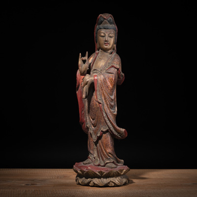 <b>A POLYCHROME WOOD FIGURE OF STANDING GUANYIN</b> <b>A POLYCHROME WOOD FIGURE OF STANDING GUANYIN</b>