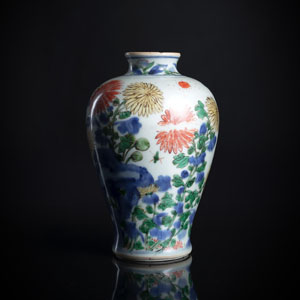 <b>Flaschenvase aus Porzellan mit 'Wucai'-Dekor von Chrysanthemen und Päonien neben Felsen</b>