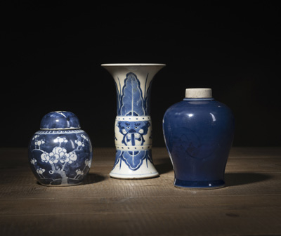 <b>Drei Vasen aus Porzellan mit unterglasurblauem Dekor und eine Schale</b>