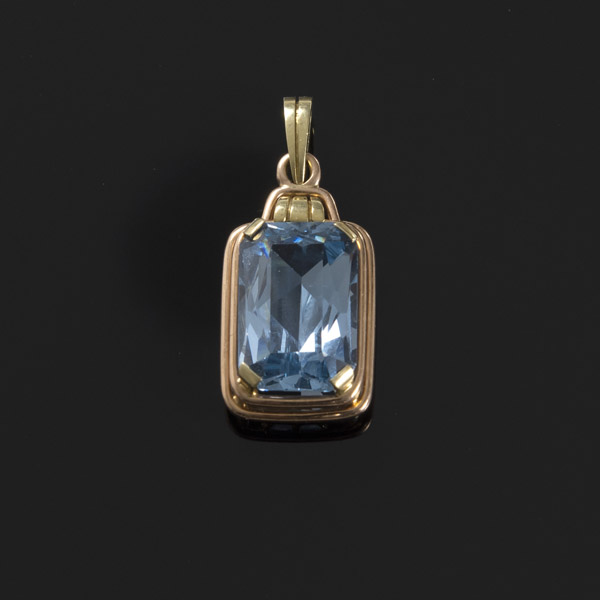 <b>A GOLD AND STONE PENDANT</b>