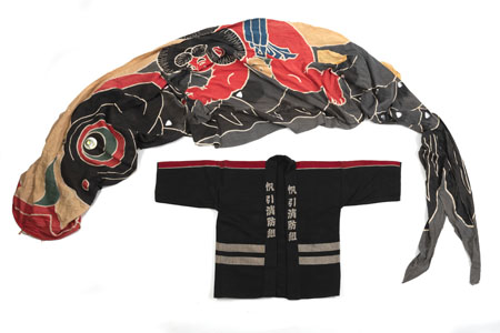<b>Feuerwehrmantel und Karpfendrachen 'Koinobori'</b>