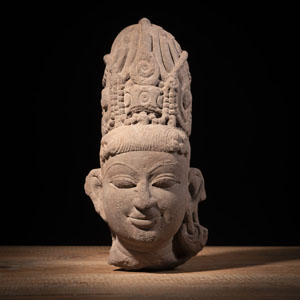 <b>A RED SANDSTONE HEAD OF VISHNU WEARING A KIRITAMAKUTA</b>