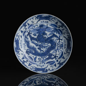 <b>Unterglasurblau dekorierter Drachenteller aus Porzellan</b>