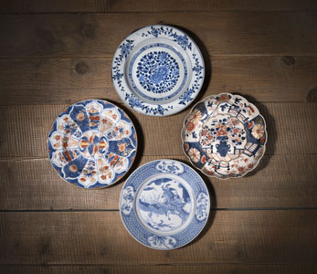 <b>FOUR BLUE AND WHITE AND 'IMARI' PORCELAIN DISHES</b>