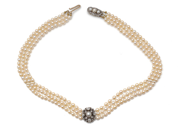 <b>A PEARL NECKLACE WITH PEARL AND DIAMOND CLASP</b>