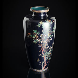 <b>Cloisonné -Vase mit Dekor von Spatzen in einem Ahorn-und Kirschbaum auf nachtblauem Grund</b>