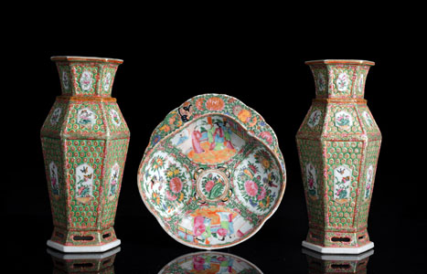 <b>Paar Kanton-Vasen mit Wabengitter und Blüten-Vögel-Reserven und eine muschelförmige Schale</b>