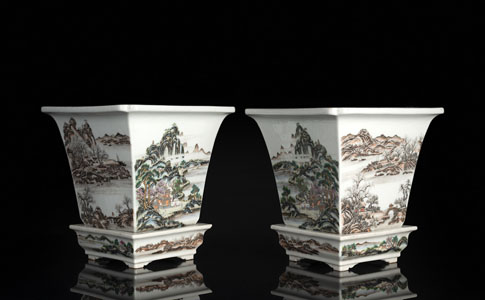 <b>A PAIR OF VERY FINE PAINTED GRISAILLE AND FAMILLE ROSE JARDINIÈRES AND STANDS</b>