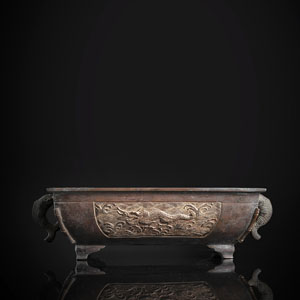 <b>A BRONZE JARDINIÉRE WITH DRAGON DECORATION AND FISH HANDLES AND LOTUS BASE</b>