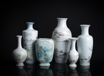 <b>Gruppe von sechs Vasen aus Porzellan, teils in den Farben der 'Famille rose' dekoriert</b>