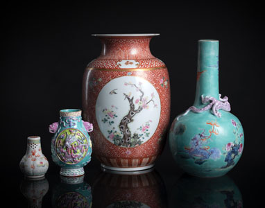 <b>Flaschenvase mit plastischem Drachen, Hu-Väschen mit modelliertem Dekor, Streuer mit Drachendekor und Vase mit Pflaumenblüten</b>