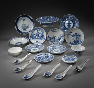 <b>A GROUP OF BLUE AND WHITE PORCELAIN DISHES, BOWLS, AND SPOONS</b>