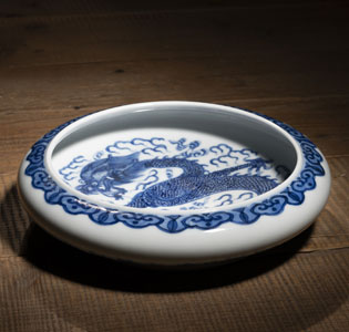 <b>A BLUE AND WHITE DRAGON PORCELAIN CENSER</b>
