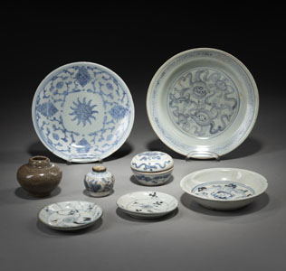 <b>A GROUP OF BLUE AND WHITE PORCELAIN DISHES AND VESSELS</b> <b>A GROUP OF BLUE AND WHITE PORCELAIN DISHES AND VESSELS</b>
