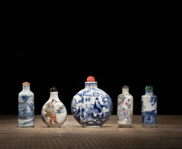 <b>FIVE BLUE AND WHITE AND 'FAMILLE ROSE' PORCELAIN SNUFFBOTTLES</b>