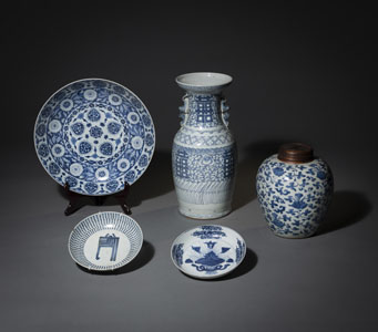 <b>A BLUE AND WHITE PORCELAIN CHARGER, TWO DISHES, AND TWO VASES</b>